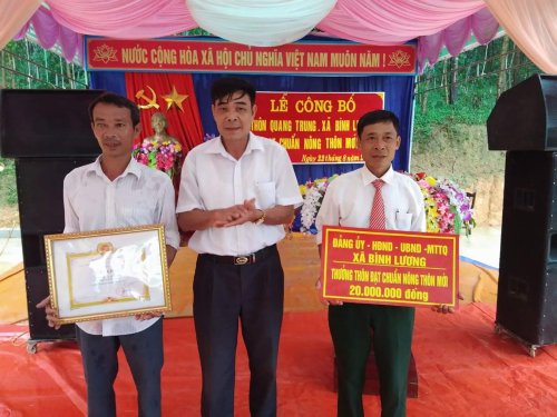 Đồng chí Nguyễn Tiên Nam - Bí thư Đảng ủy trao tiền thưởng cho thôn về đích NTM.jpg