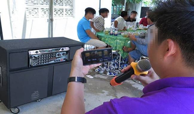 Tình trạng hát karaoke 'tra tấn' người dân đã kéo theo nhiều vụ việc đáng tiếc xảy ra do mâu thuẫn. Ảnh minh họa