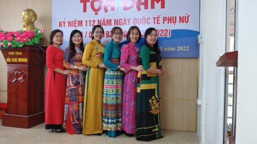 ao dai trao quà.jpg